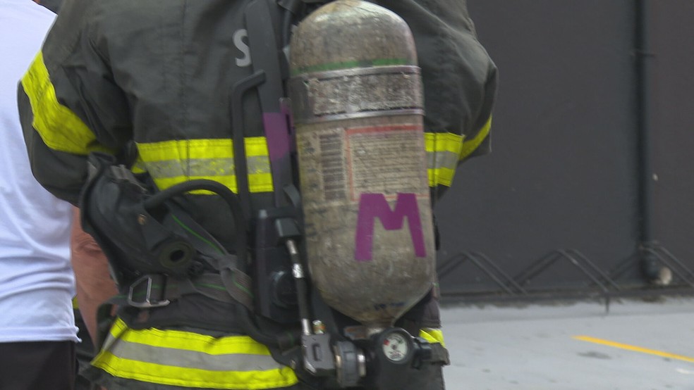 Bombeiros durante perícia na academia na Zona Leste de São Paulo — Foto: TV Globo