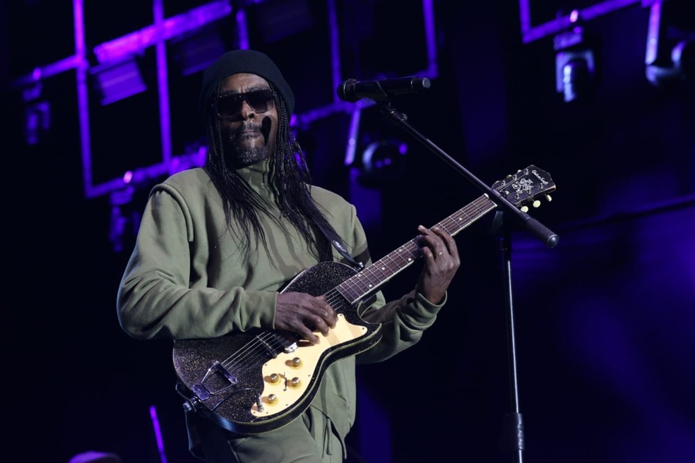 Cantor Seu Jorge toca guiterra, terceiro instrumento da última noite do Festival de Inverno Bahia — Foto: Laécio Lacerda