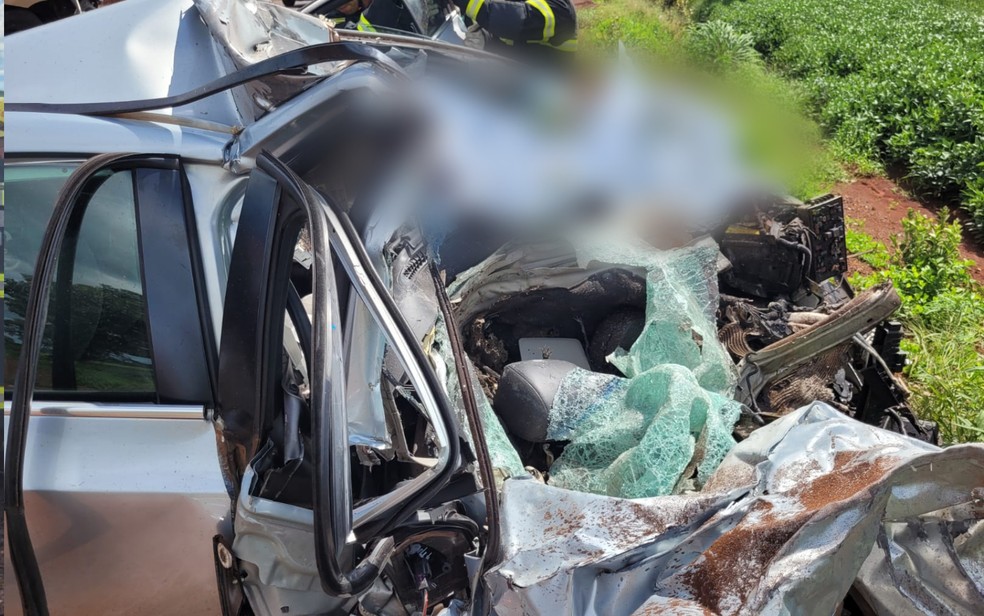 Carro fica completamente destrudo aps bater de frente com caminho na GO-206, em Itumbiara, Gois  Foto: Divulgao/Corpo de Bombeiros