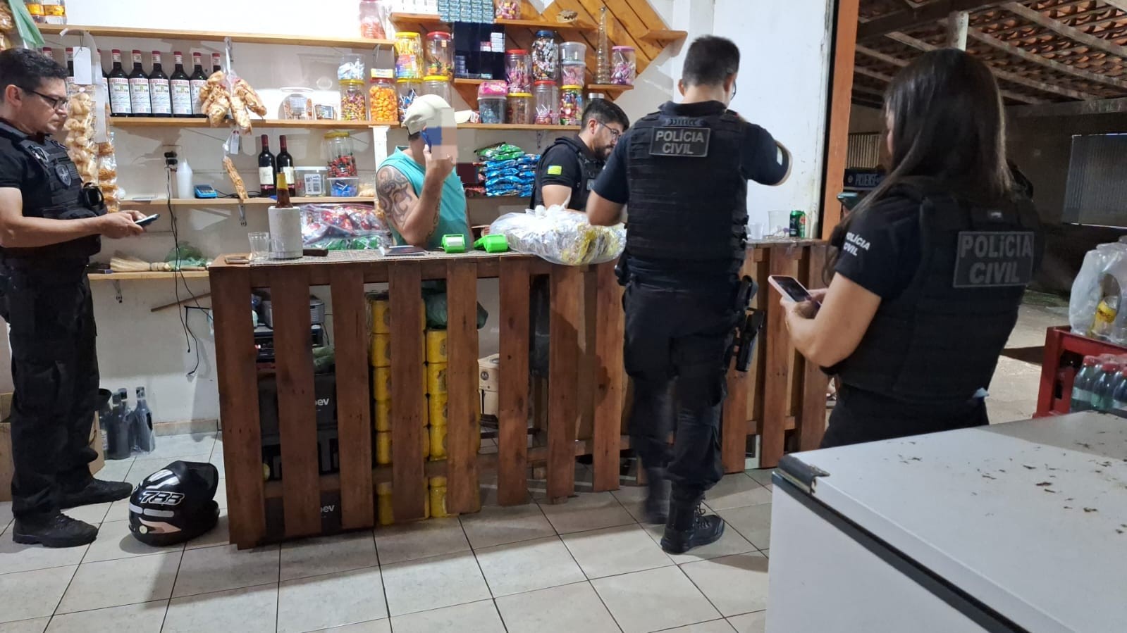 Dono de bar em Teresina avista policiais, tenta esconder revólver e é preso por porte ilegal