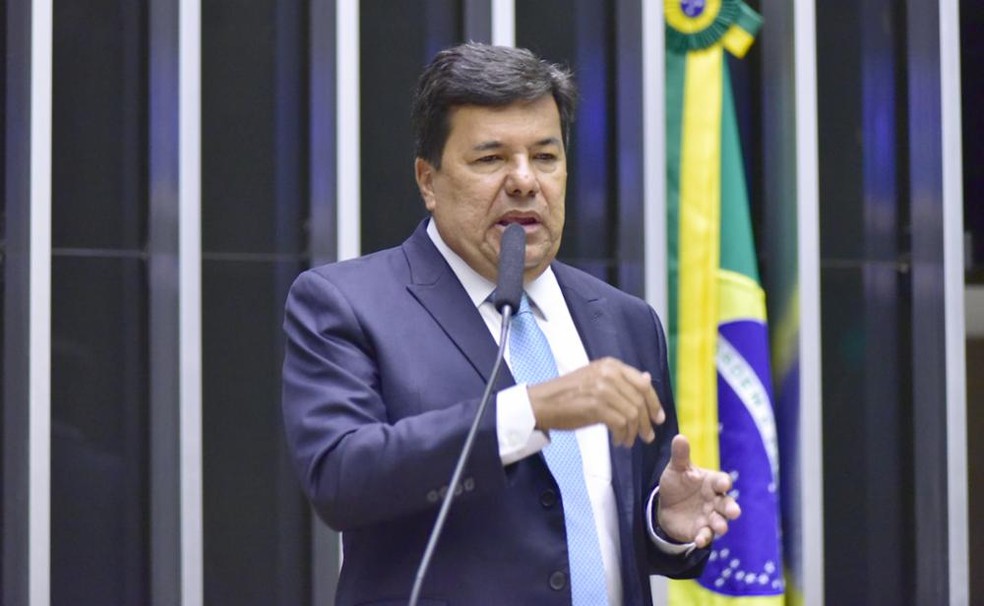Relator do caso, o deputado Mendonça Filho (União-PE) chegou a um acordo com o governo sobre carga horária de matérias obrigatórias. — Foto: Zeca Ribeiro/Câmara dos Deputados