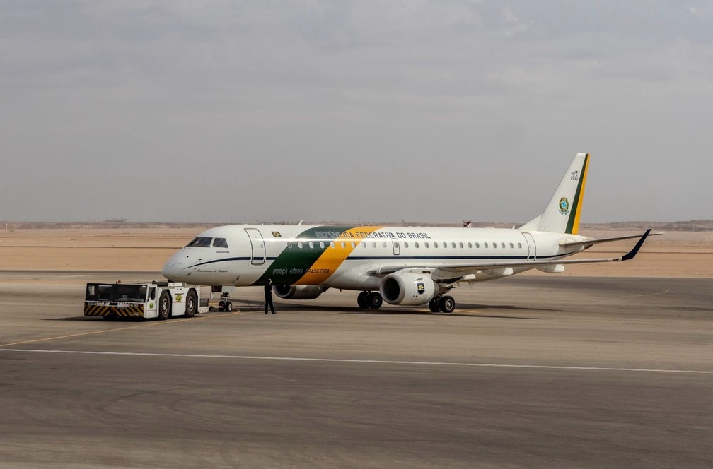 O VC-2 (Embraer 190), cedido pela Presidência da República, transportou o primeiro grupo de brasileiros retirados pelo Itamaraty da Faixa de Gaza por conta da guerra entre Hamas e Israel, em outubro de 2023.  — Foto: GOV BR e FAB