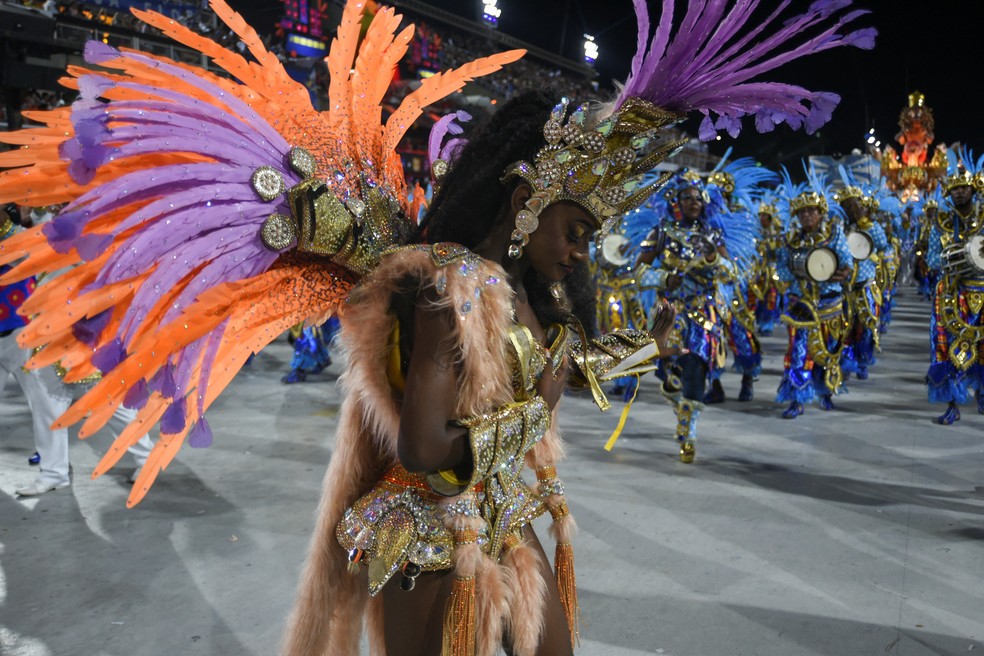 Lorena Raissa, rainha de bateria da Beija-Flor no carnaval do Rio em 2024 — Foto: REUTERS/Tita Barros