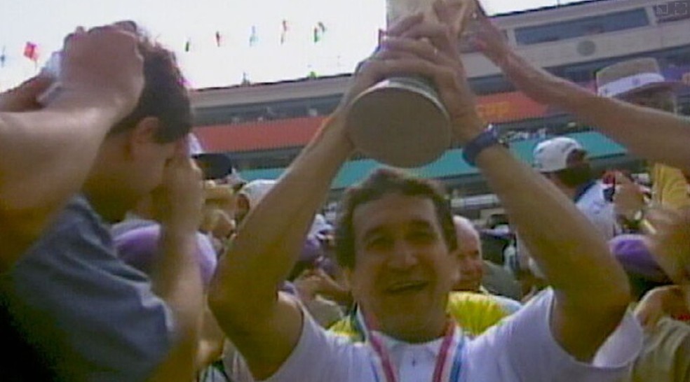 Técnico Carlos Alberto Parreira com a taça da Copa do Mundo de 1994 — Foto: Reprodução/ TV Globo