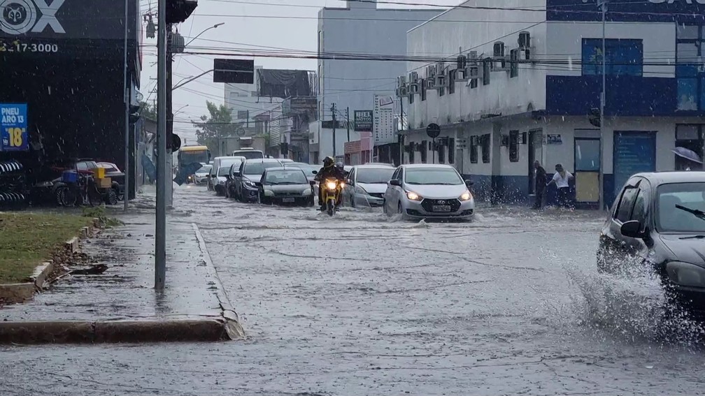 Rua Dom Pedro II alagada após temporal em Porto Velho — Foto: Rede Amazônica/Reprodução