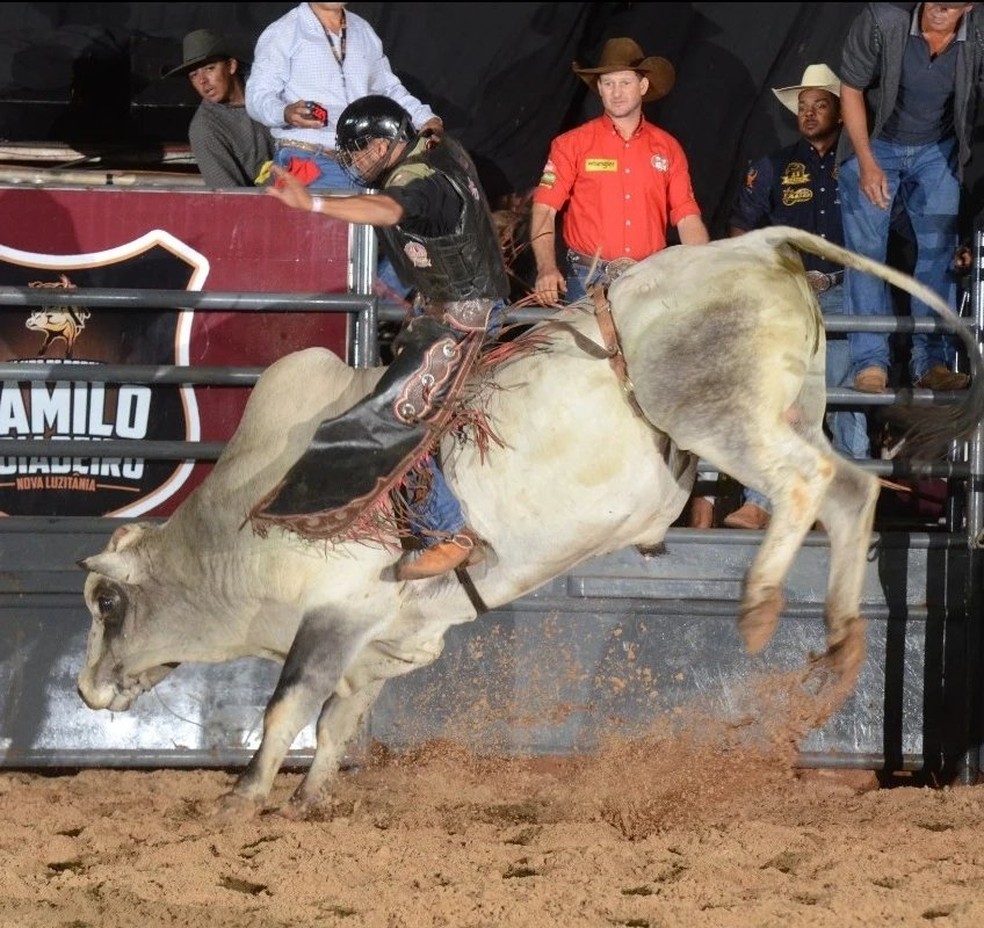 Fabiano Pinheiro Rocha foi pisoteado por touro durante competi��o � Foto: Redes Sociais/ Reprodu��o