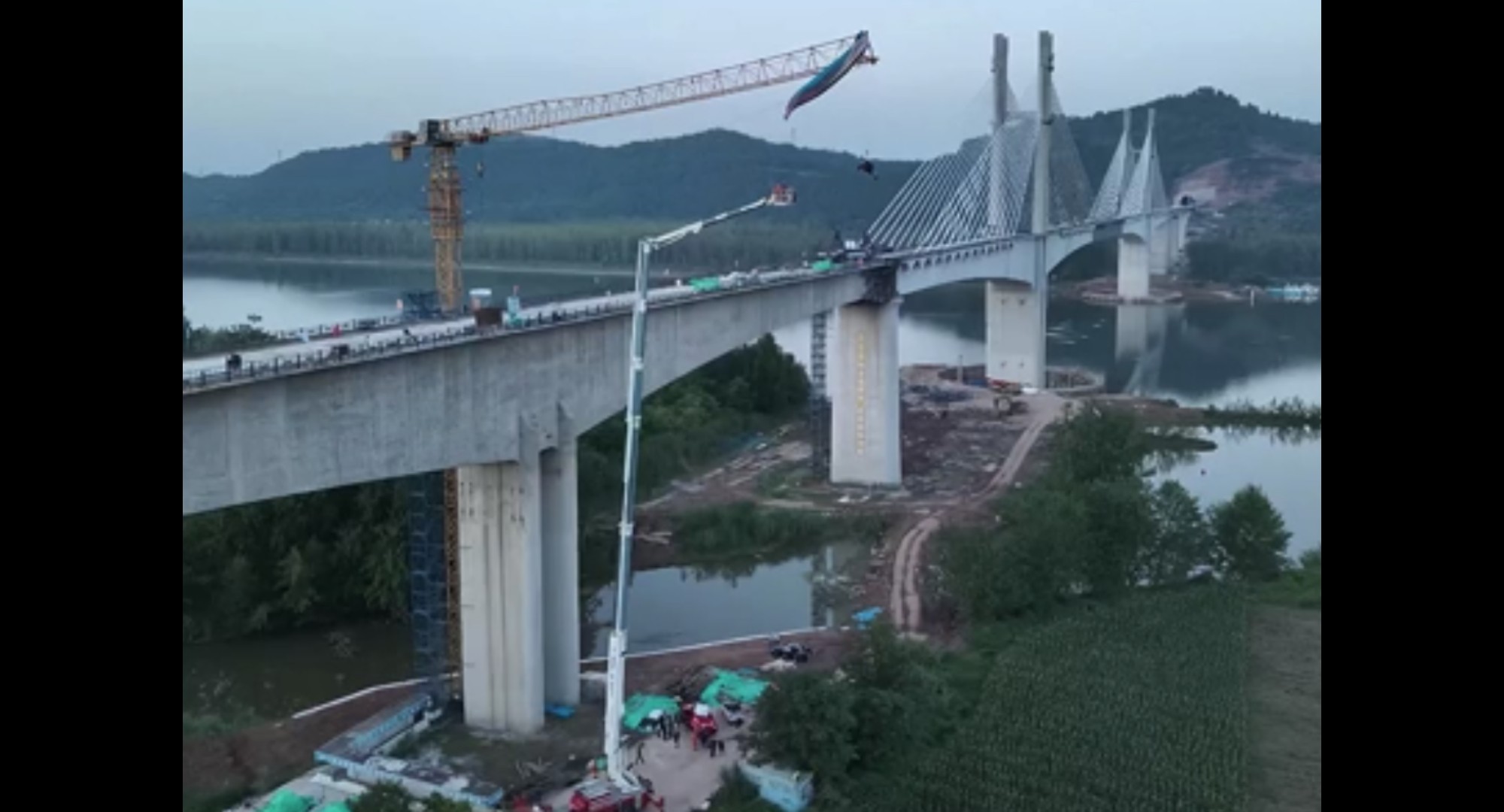 VÍDEO: piloto de parapente fica preso por 3 horas a 60 metros de altura na China