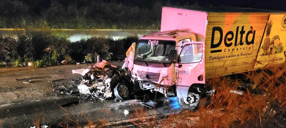 Acidente entre carro e caminhão mata pai, três filhos e amigo da família em rodovia de Votorantim (SP) — Foto: Jorge Silva/Gazeta de Votorantim