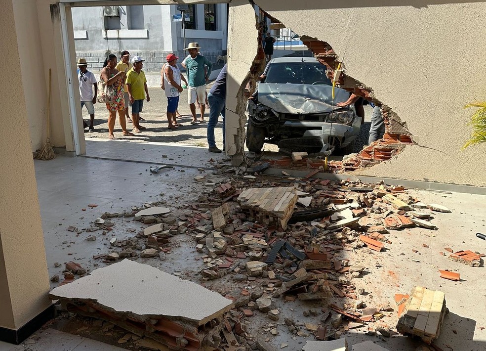 Condutora perde controle do veículo e invade casa em Canhoba. — Foto: Theophylo Divino