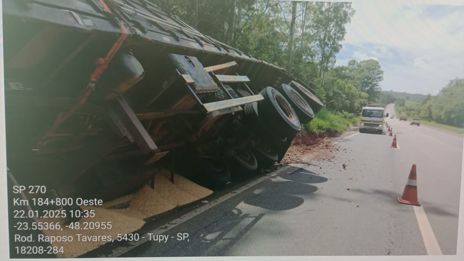 Carreta carregada com madeira fica 'travada' em alça de acesso de viaduto em Águas de Santa Bárbara