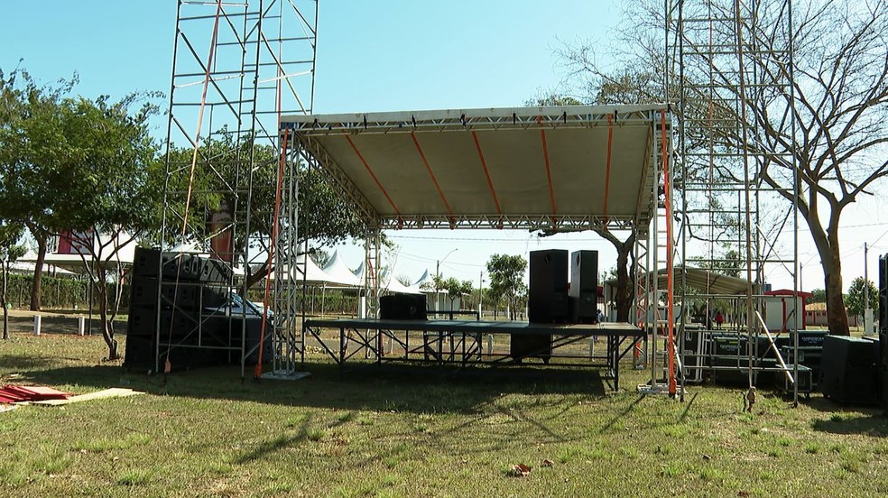 Quem é o peão de 27 metros de altura que recebe visitantes do parque da  festa de Barretos, SP, Festa do Peão de Barretos 2022