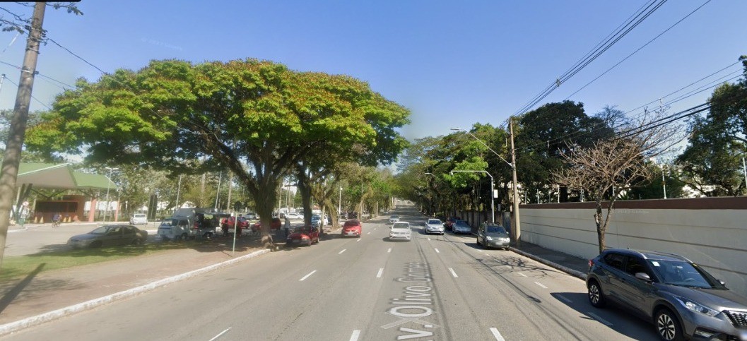 Mulher morre e homem fica ferido após moto colidir com árvore em São José dos Campos