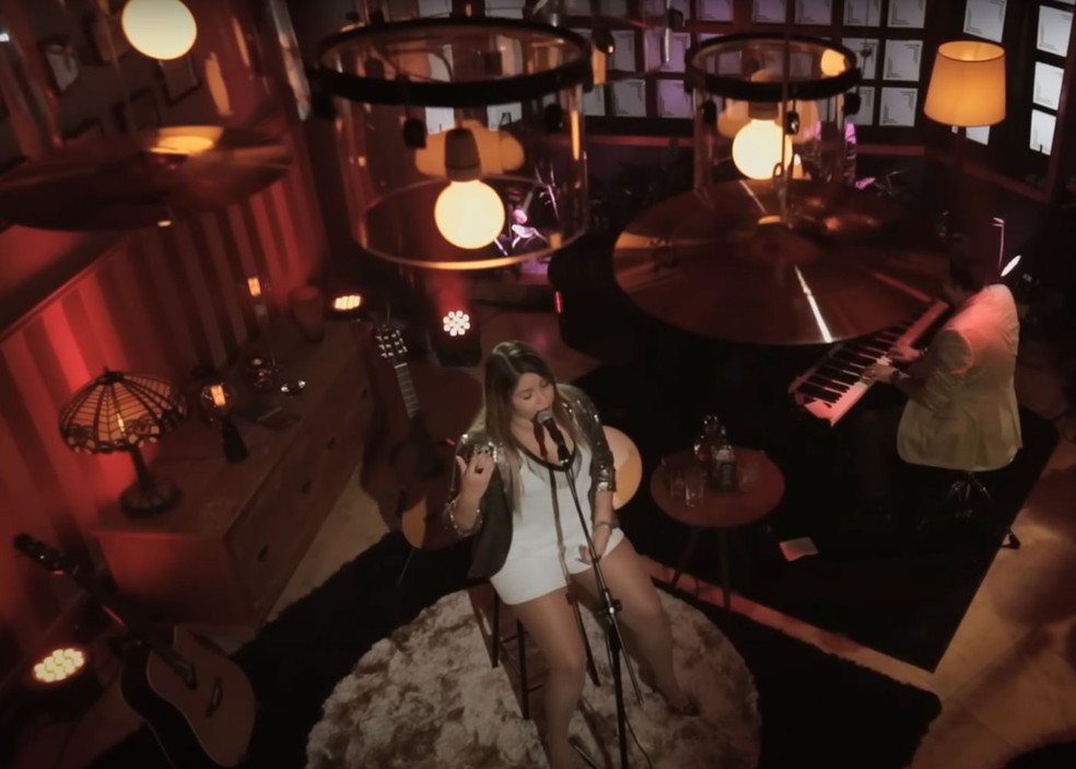 Marília Mendonça no clipe de 'Infiel', seu primeiro grande sucesso — Foto: Reprodução/YouTube