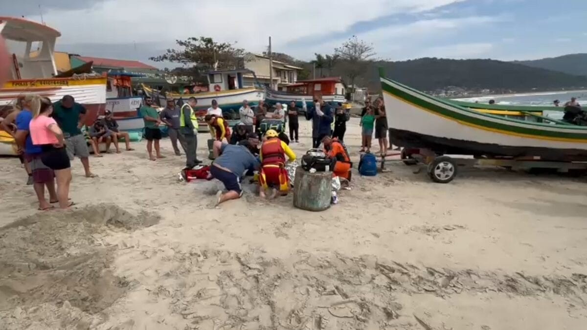 Jovem tem rosto esmagado por barco e mobiliza socorro em praia de Florianópolis; VÍDEO