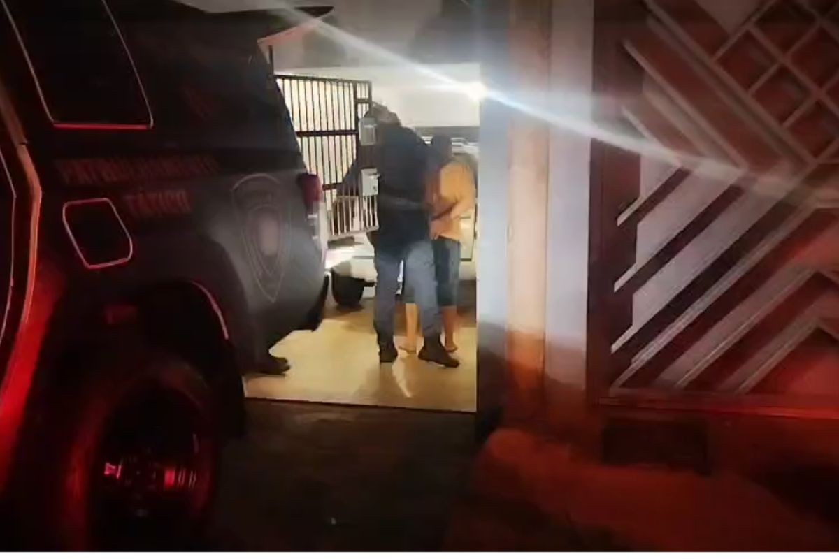 Homem agride companheira, tenta fugir com bebê do casal, mas é encontrado e preso, no Paraná