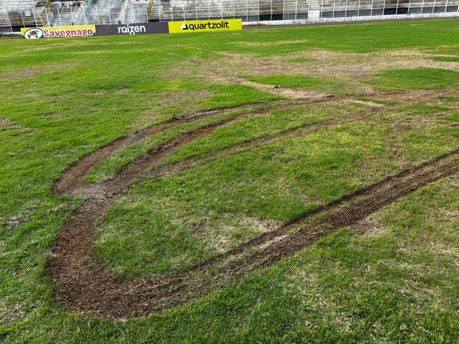 MC Ryan pede desculpas por cavalo de pau em estádio e recebe camiseta do XV de Piracicaba: 'achei que era estacionamento'