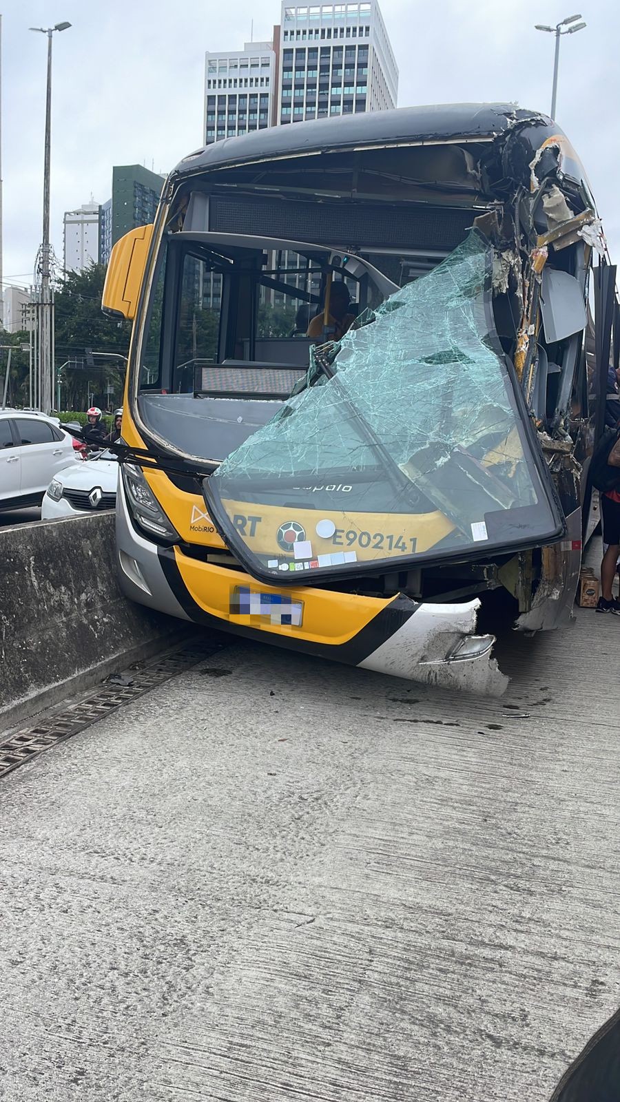 Acidente entre dois ônibus do BRT deixa mais de 20 pessoas feridas e fecha estação na Barra, Zona Oeste do Rio