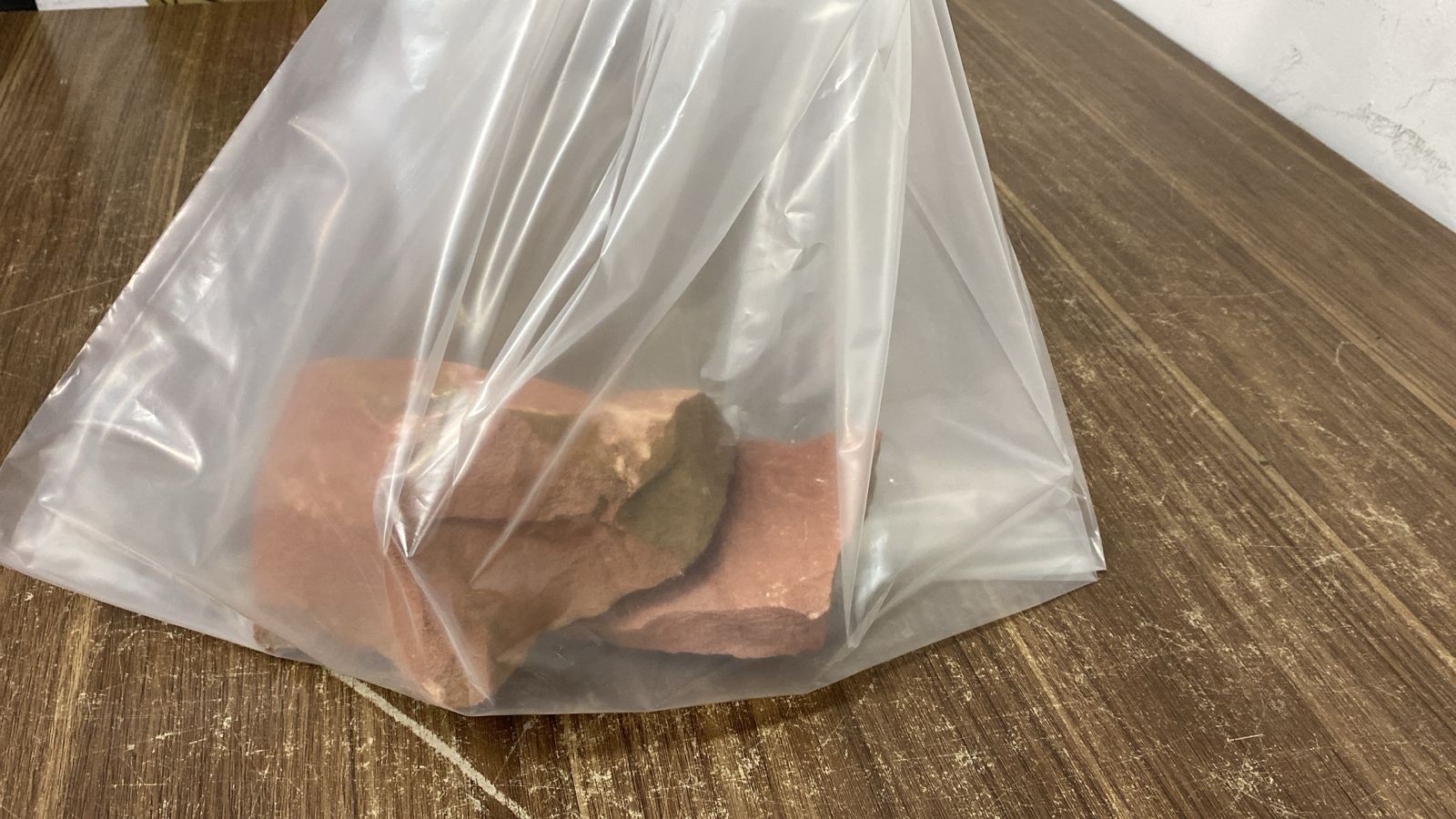 Motorista diz à polícia que quebrou para-brisa com pedra achada no Rodoanel e montou falsa bomba com itens da cabine 