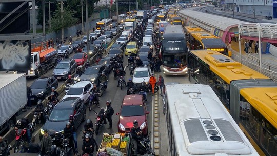Polícia tenta prender 44 no Complexo de Israel; equipes são recebidas a tiros, e Avenida Brasil e Linha Vermelha são fechadas por segurança
