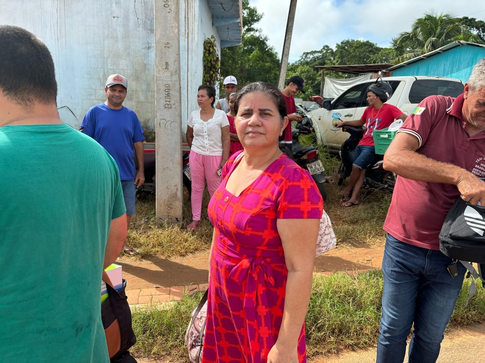 Técnica de enfermagem aguarda embarcação para chegar a Brasiléia e trabalhar no hospital do município — Foto: Eldérico Silva/Rede Amazônica Acre