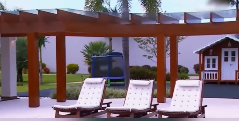 Área externa da casa do cantor Daniel mostra casa de bonecas em tamanho real — Foto: Reprodução/ redes sociais