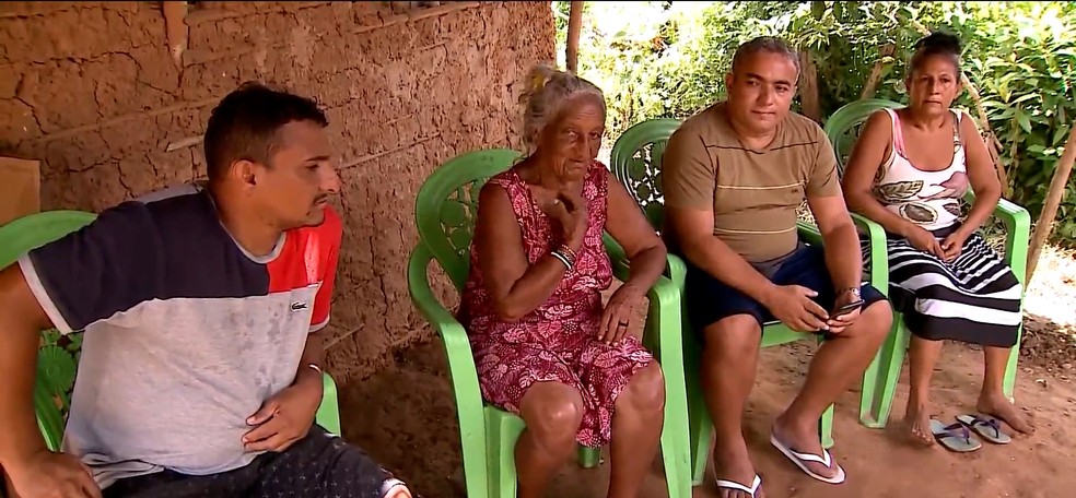 Dona Francisca e os filhos querem que os danos sejam reparados.  — Foto: Reprodução/TV Mirante
