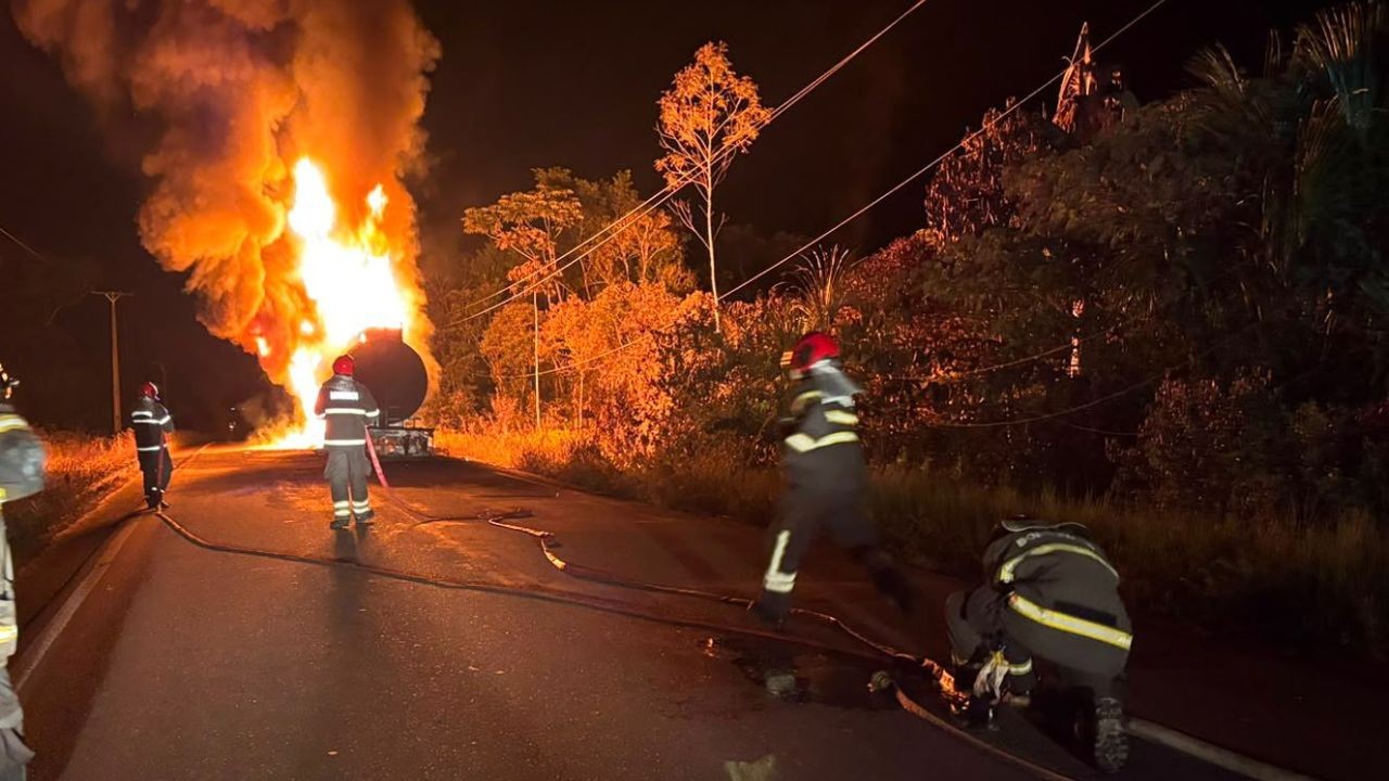 Caminhão-tanque com 50 mil litros de combustível pega fogo na BR-174, no AM