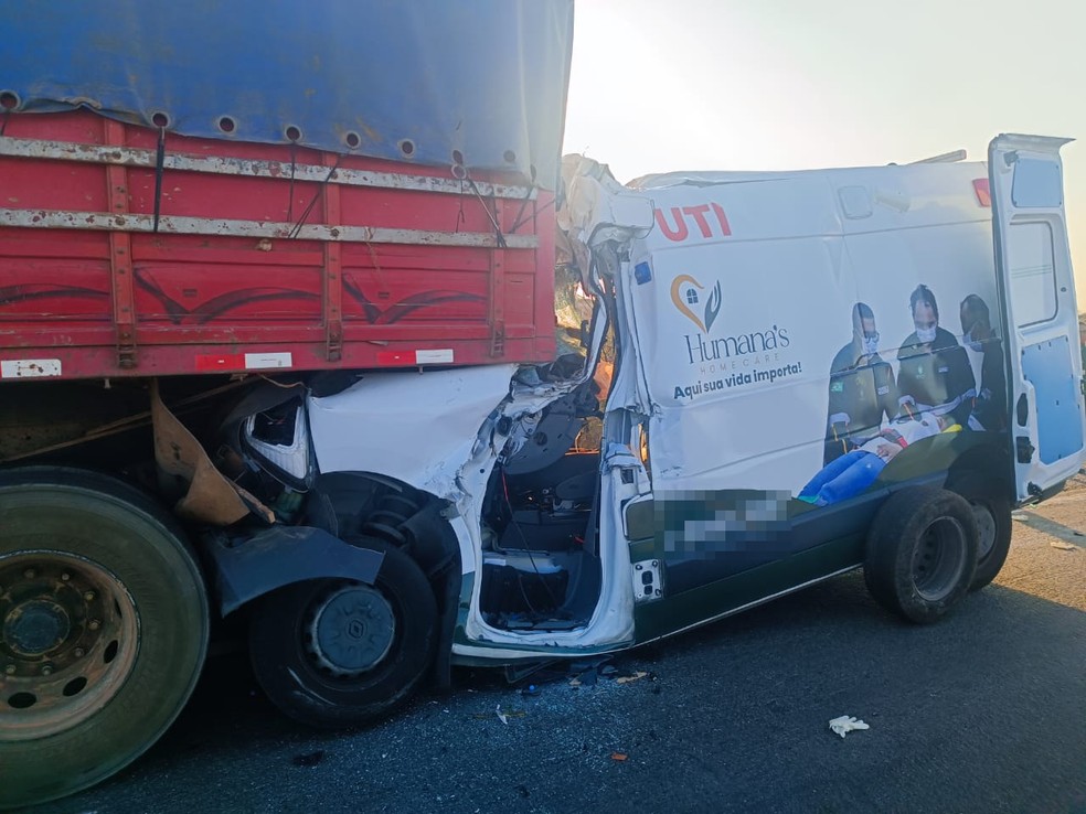Quatro pessoas morrem após batida entre ambulância e caminhão na Bahia — Foto: Reprodução/Redes Sociais