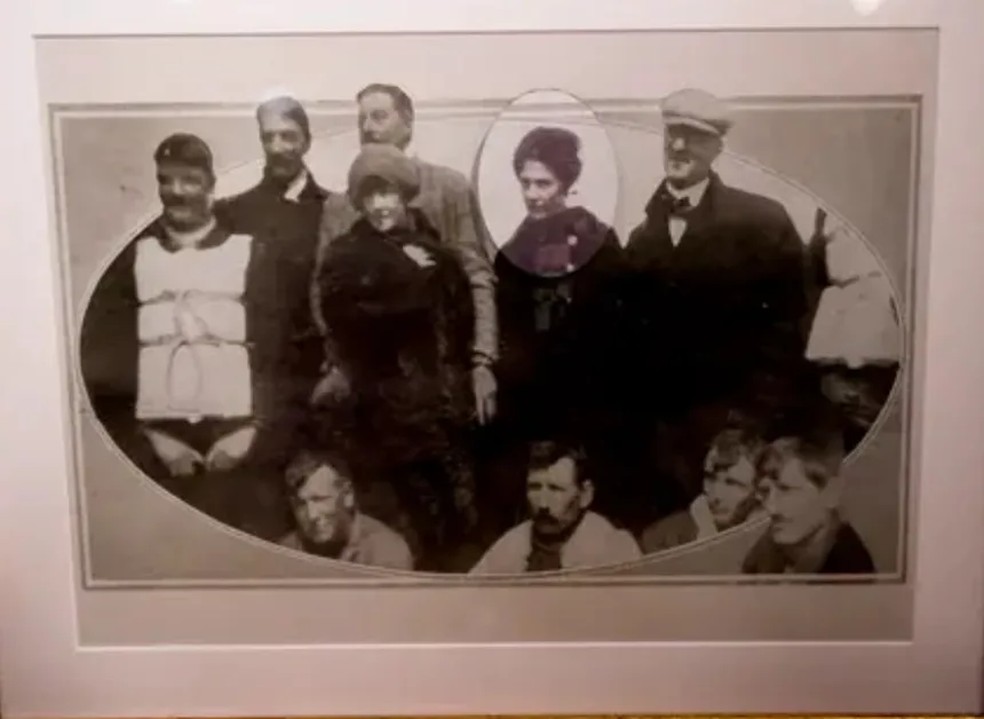 Foto dos sobreviventes do bote nº 1, do Titanic. — Foto: Reprodução/Henry Aldridge and Son Ltd