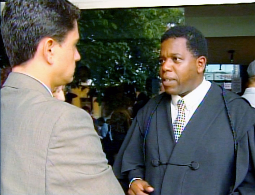 Advogado José Silvestre conversa com repórter da EPTV em frente ao Fórum de Piracicaba antes do júri — Foto: AcervoEP