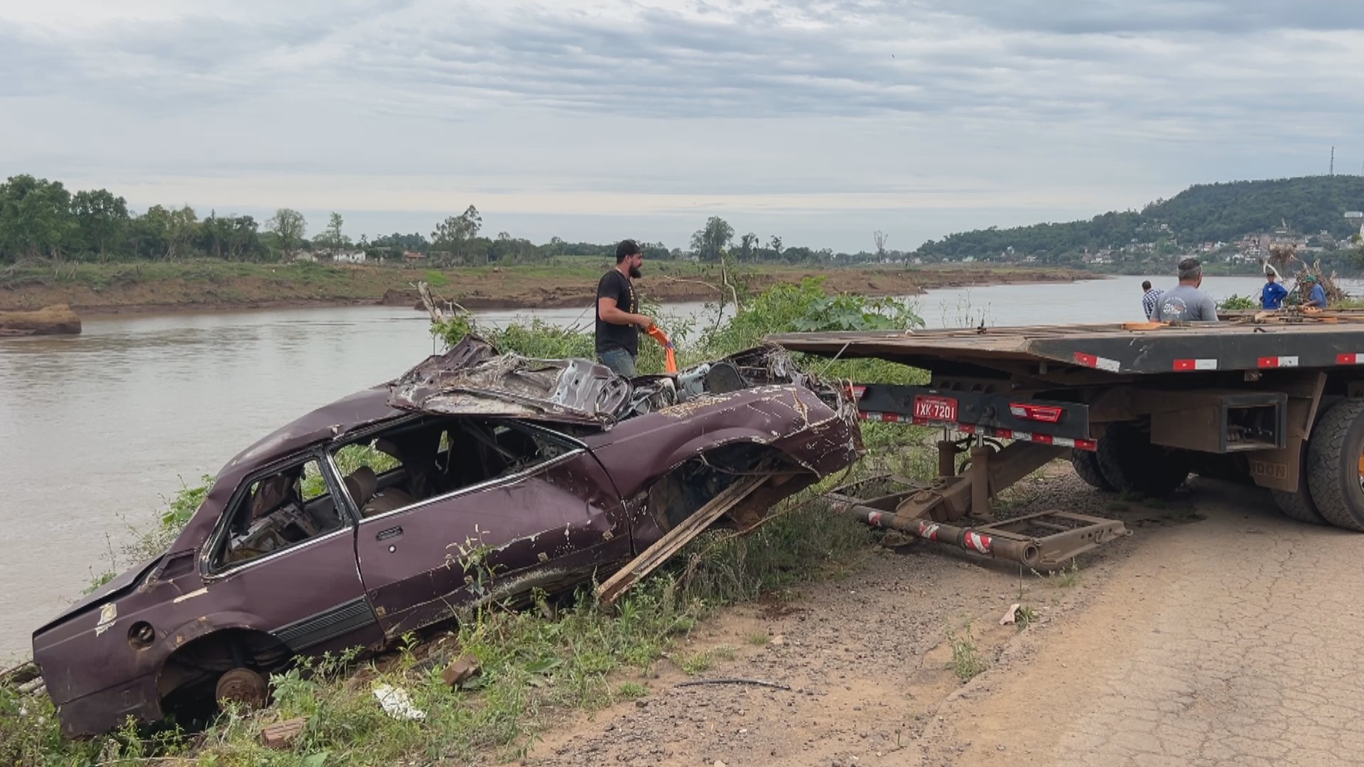 Carros e ônibus perdidos na enchente são retirados do Rio Taquari após abertura de comportas de barragem