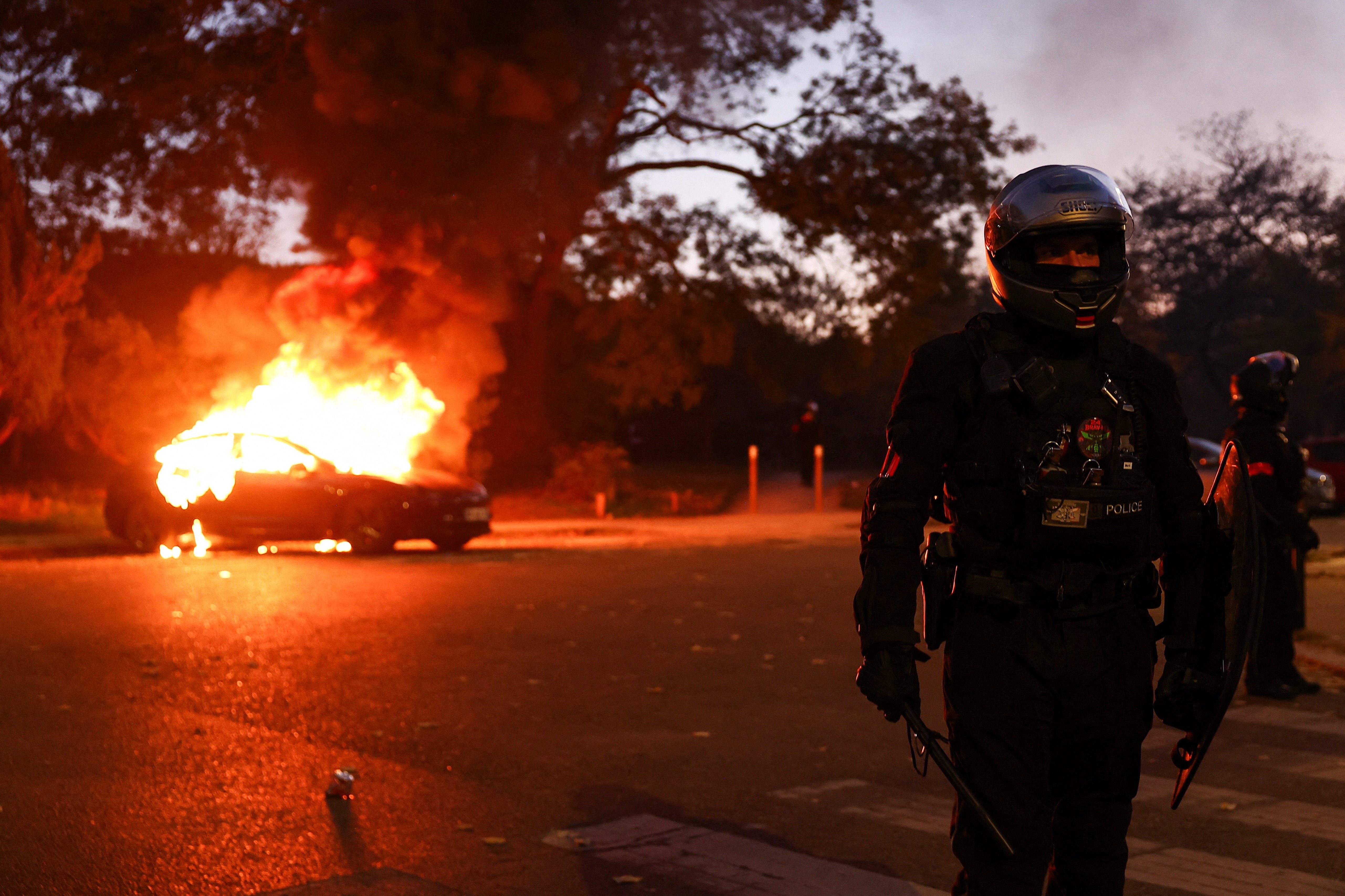 Panorama: Confrontos e carros incendiados marcam protestos na França; veja fotos
