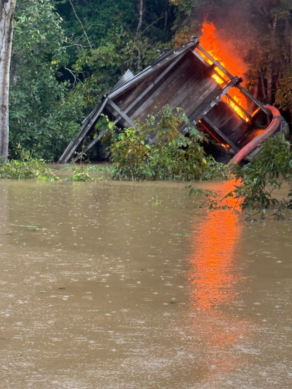 Estruturas usadas por garimpeiros ilegais foram destruídas — Foto: Divulgação/PF