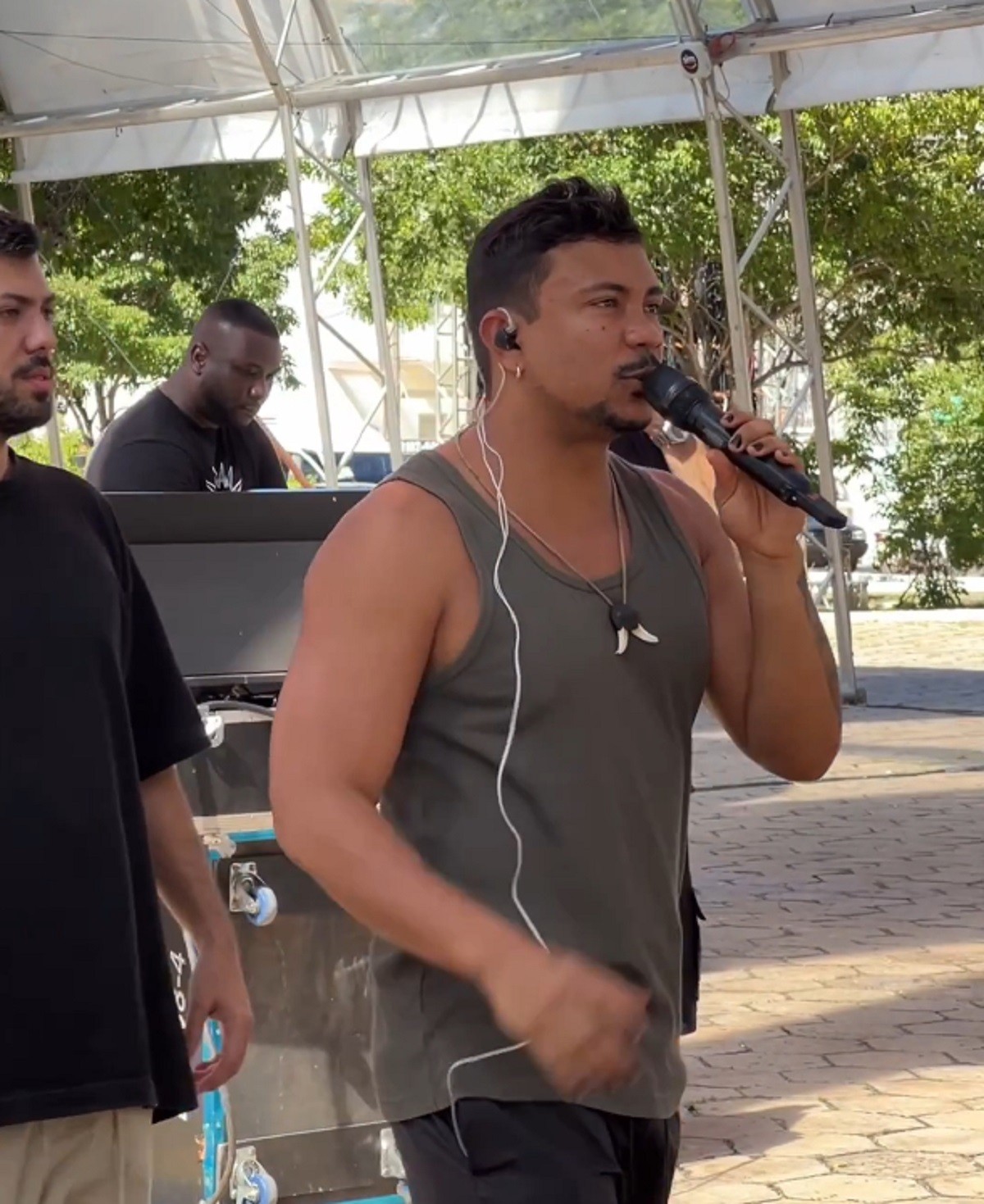VÍDEO: Xamã chega de surpresa e interage com fãs durante passagem de som no Festival América do Sul