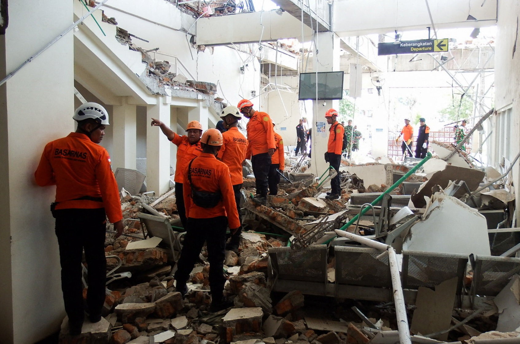 VÍDEO: Terremoto de magnitude 7,7 atinge a costa da Indonésia, causa estragos e deixa ao menos 47 mortos