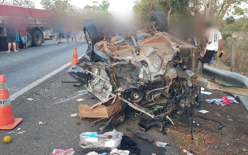 Carro fica destruído após bater contra caminhão em Formosa — Foto: Divulgação/Corpo de Bombeiros