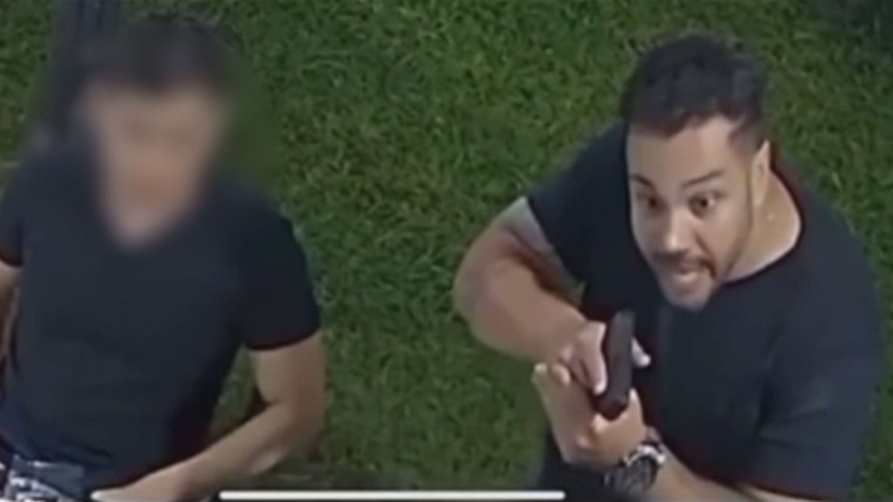 MP denuncia Diego de Abreu Souza Borges, de 40 anos e agente administrativo da PF, por homofobia, constrangimento ilegal com arma de fogo e usurpação de cargo público — Foto: reprodução