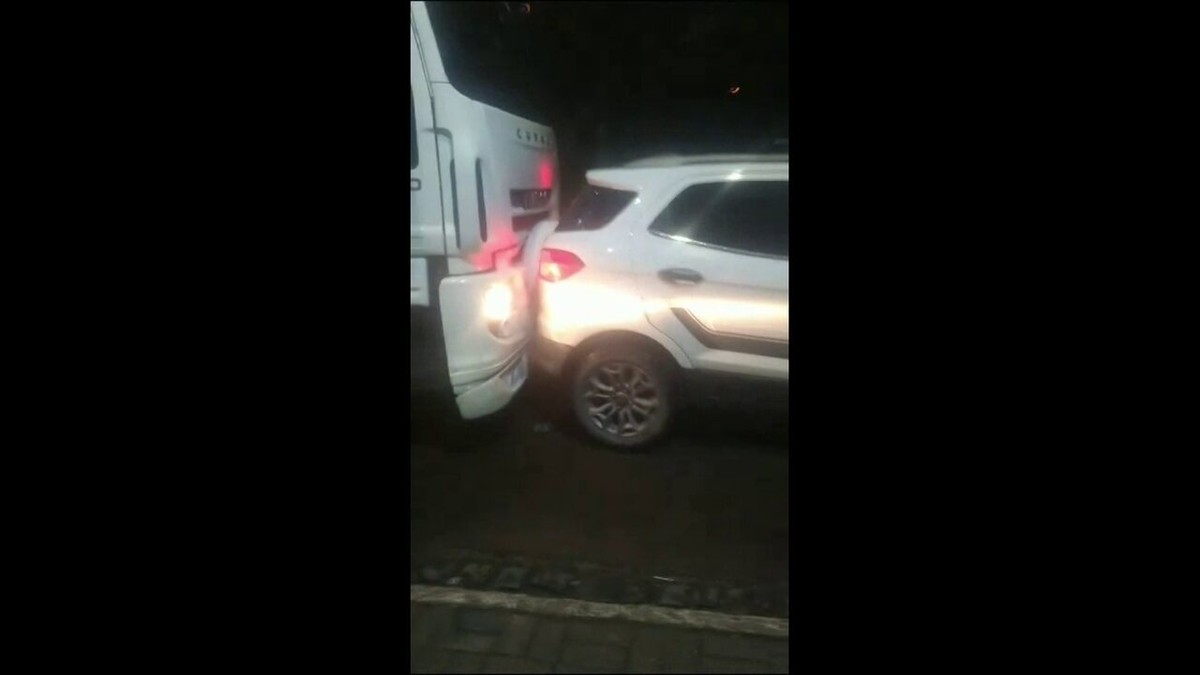 Caminhão desgovernado arrasta carros que estavam em avenida com engarrafamento; VÍDEO