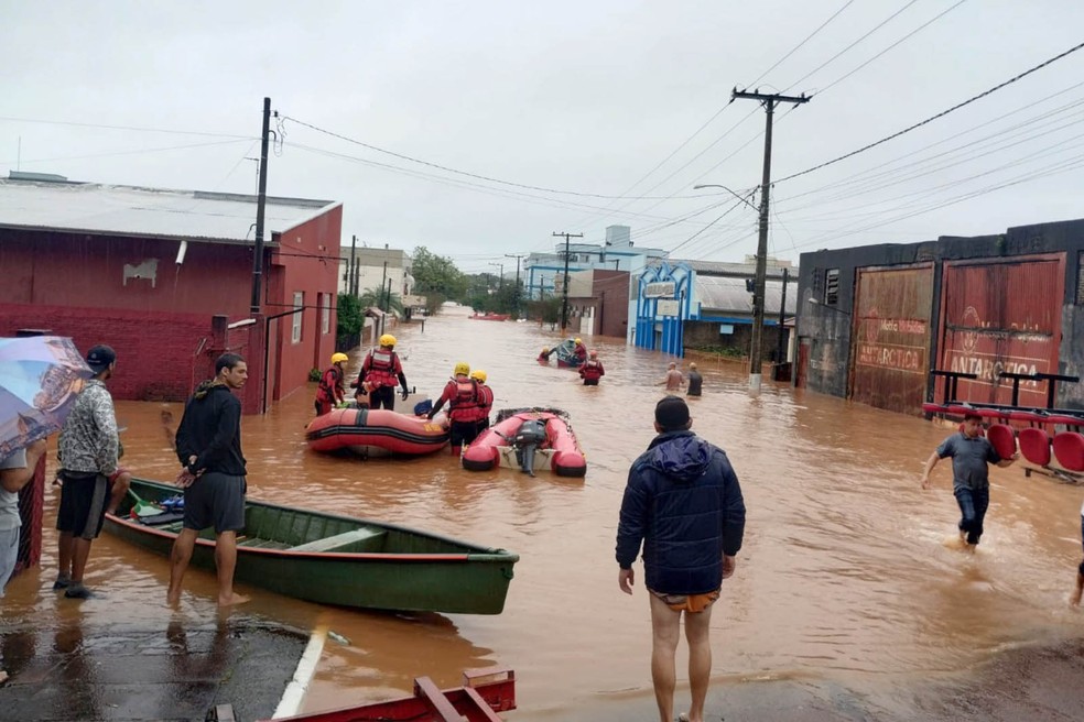Militares do Paraná foram enviados para ajudar o RS — Foto: CBMPR