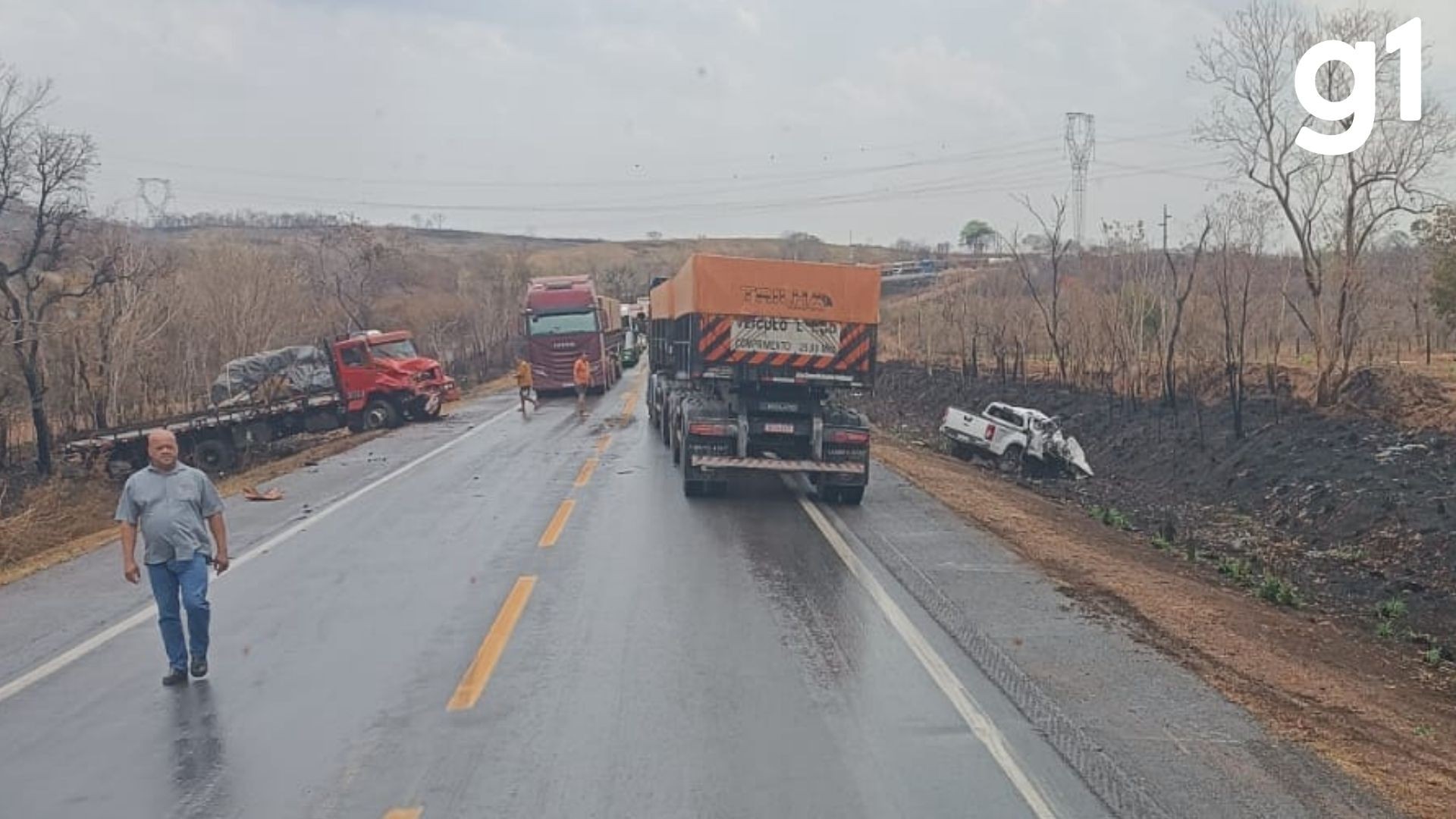 Mulher e criança morrem após caminhão rodar na pista e atingir caminhonete em MT