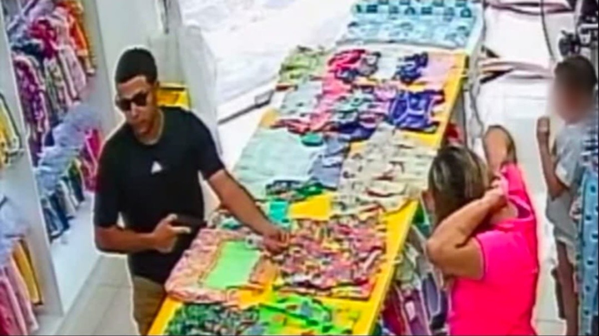Mulher é assaltada à mão armada dentro de loja infantil no Pechincha; filha de 7 anos ficou em choque