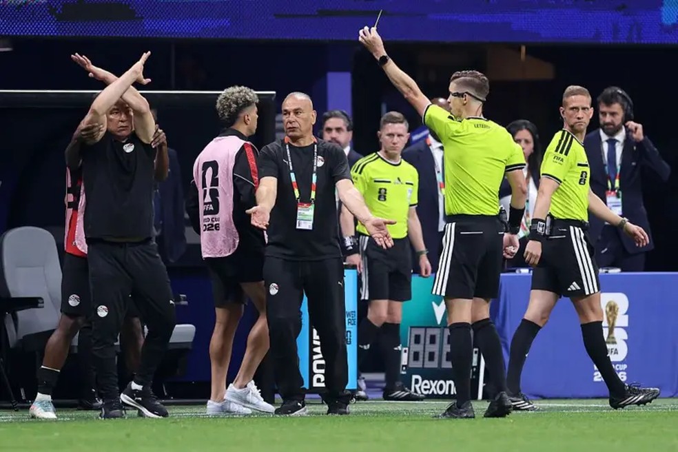 O técnico do Egito, Hossam Hassan, usou o gesto oficial da Fifa para denúncias antirracismo. — Foto: AMA/Getty Images via BBC