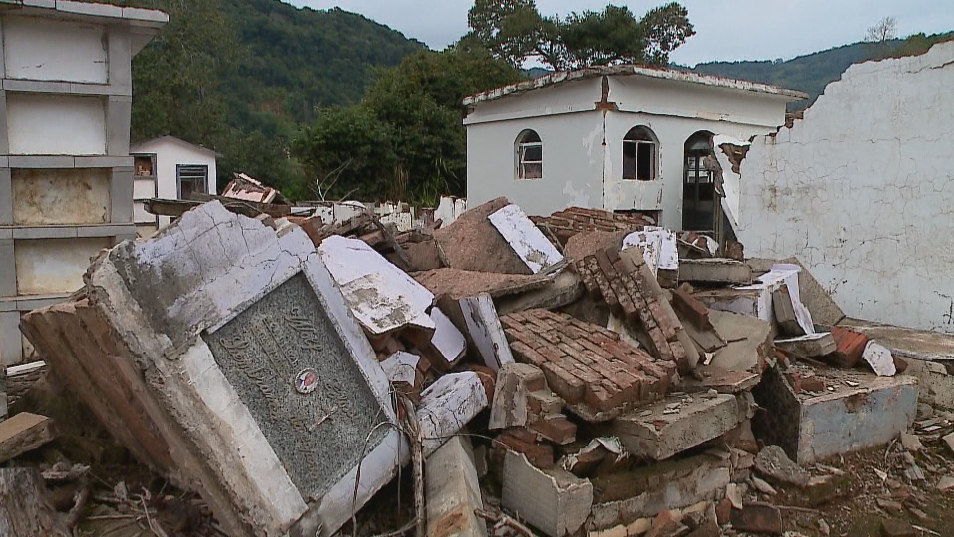 Após 2 anos, cidade que perdeu cemitério na maior enchente do RS ganha terreno doado por aposentada e identifica sepulturas