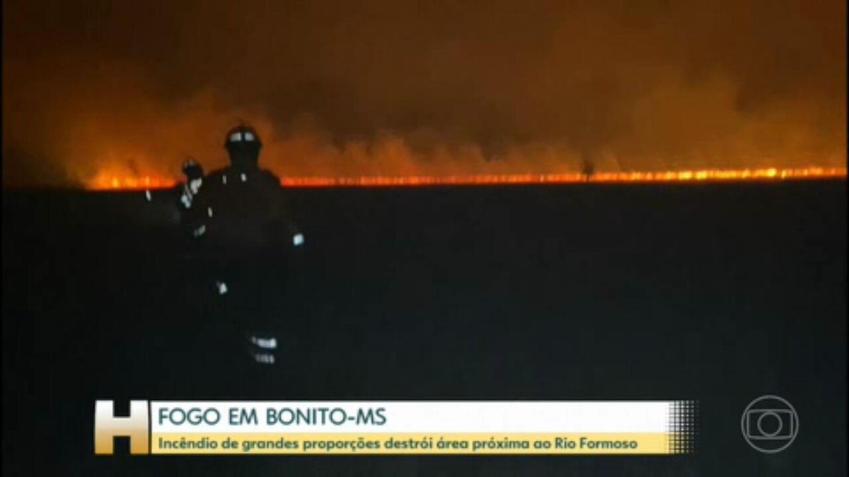 Bombeiros tentam conter incêndio de grandes proporções em Bonito (MS) desde a última segunda-feira (18)