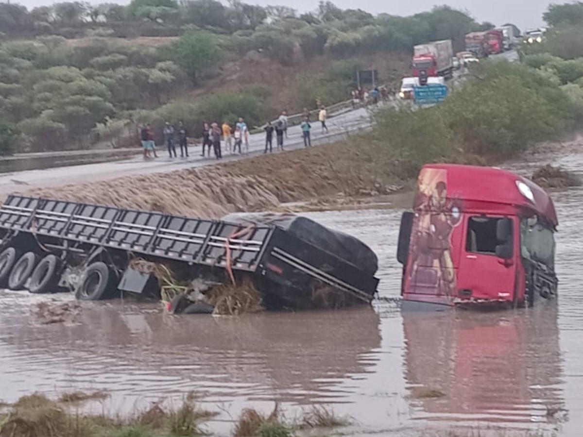 Carreta é arrastada por correnteza na BR-423 após fortes chuvas no Agreste de PE; VÍDEO