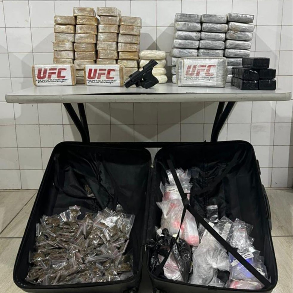 Cerca de 70 kg de pasta base de cocaína e de maconha foram apreendidos na tarde desta terça-feira, em Simões Filho — Foto: Divulgação/SSP-BA