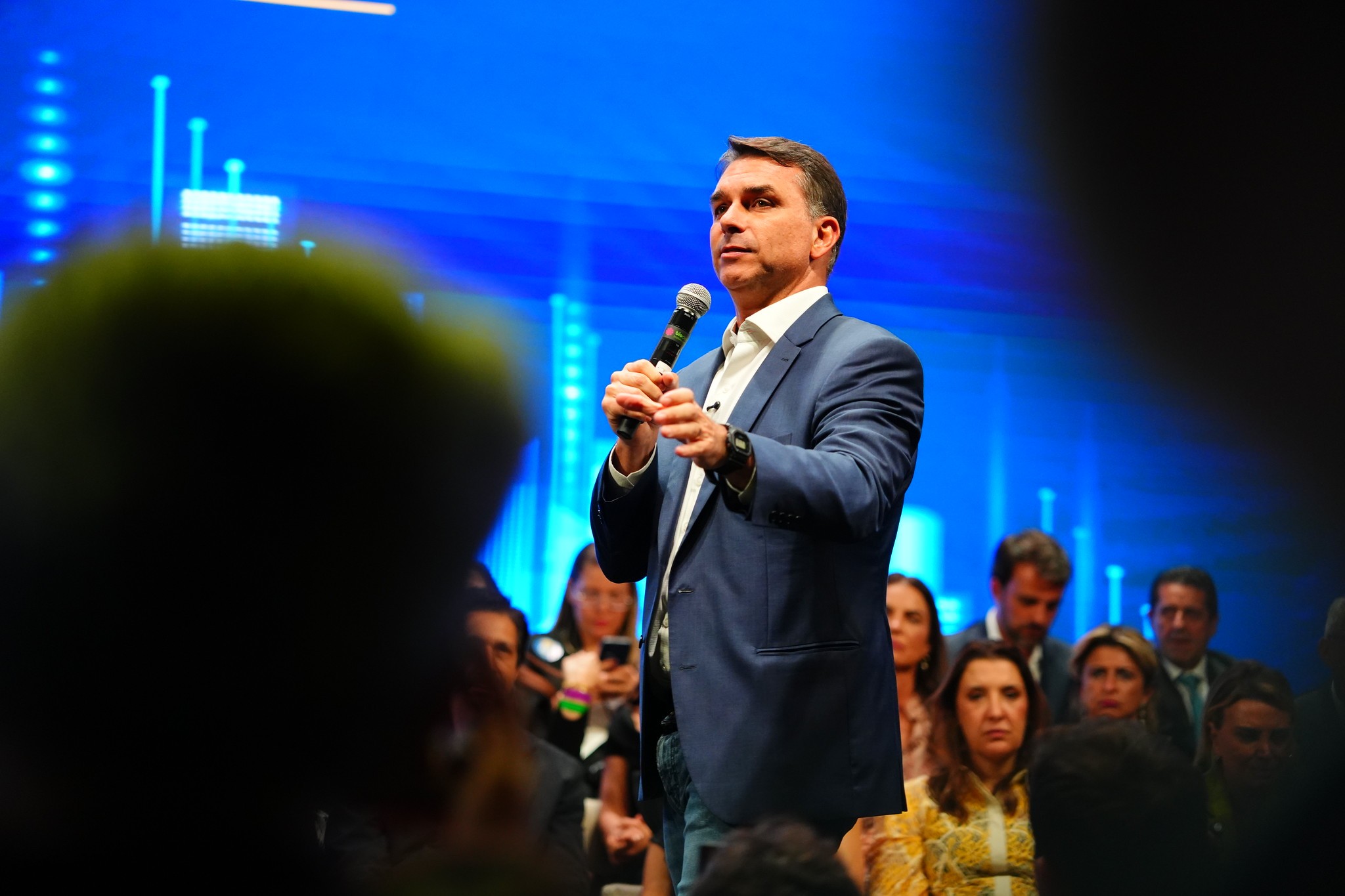 Flávio Bolsonaro foi cadastrado como 'usuário master' em conta bancária de empresa de advogado investigado