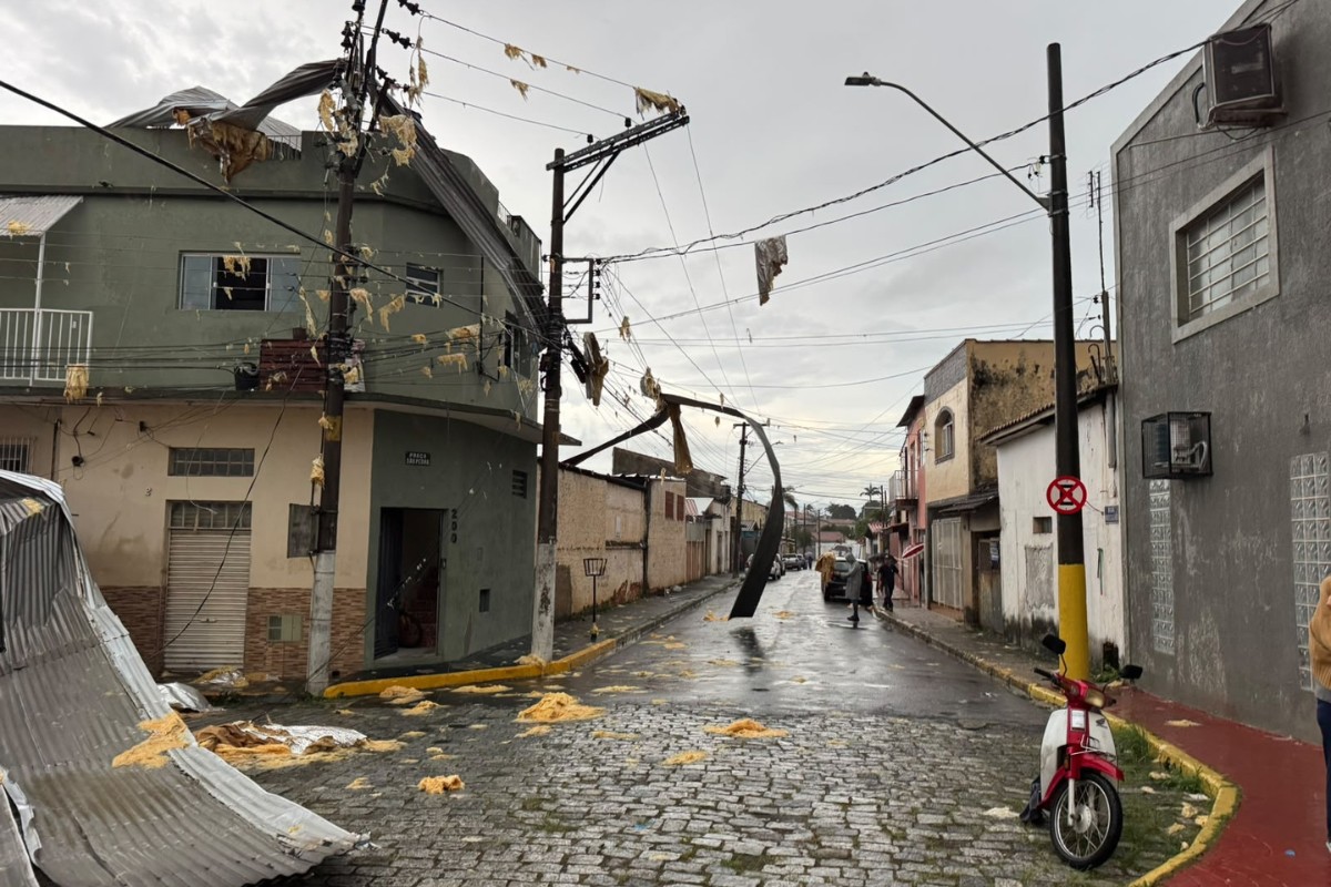 Chuva e ventania destelham igreja em Lorena