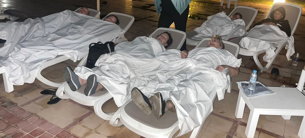 Grupo de brasileiros no Marrocos precisou dormir na beira da piscina em hotel após terremoto atingir país — Foto: Ana Paula Campeão/Arquivo Pessoal