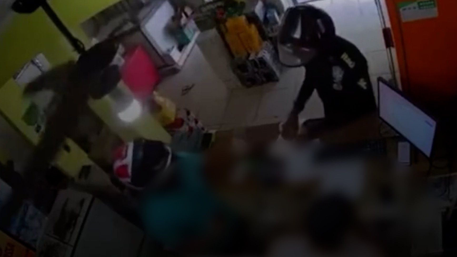 VÍDEO: Dupla assalta depósito de bebidas no Cohatrac em São Luís; um suspeito foi preso